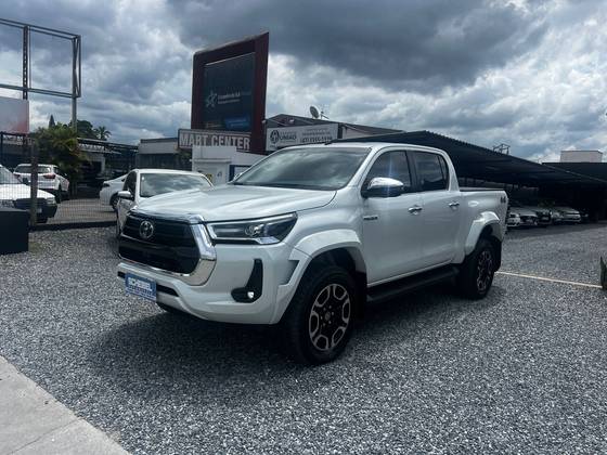 TOYOTA HILUX 2.8 D-4D TURBO DIESEL CD SRX PLUS 4X4 AUTOMÁTICO